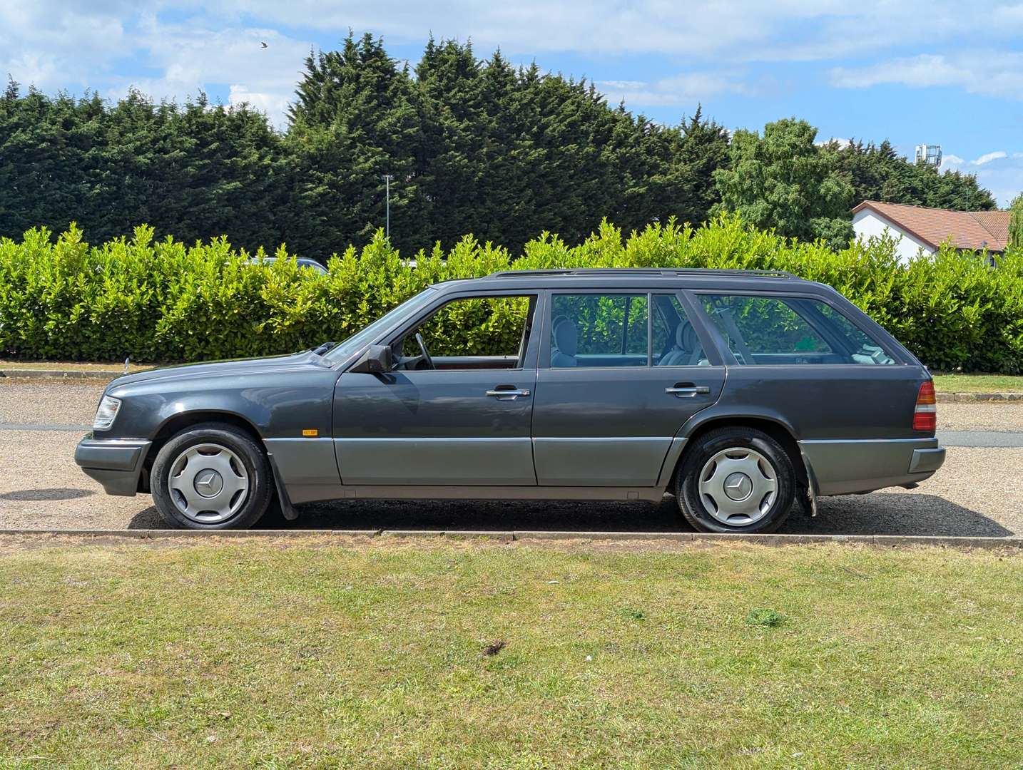<p>1993 MERCEDES W124 E220 ESTATE AUTO</p>