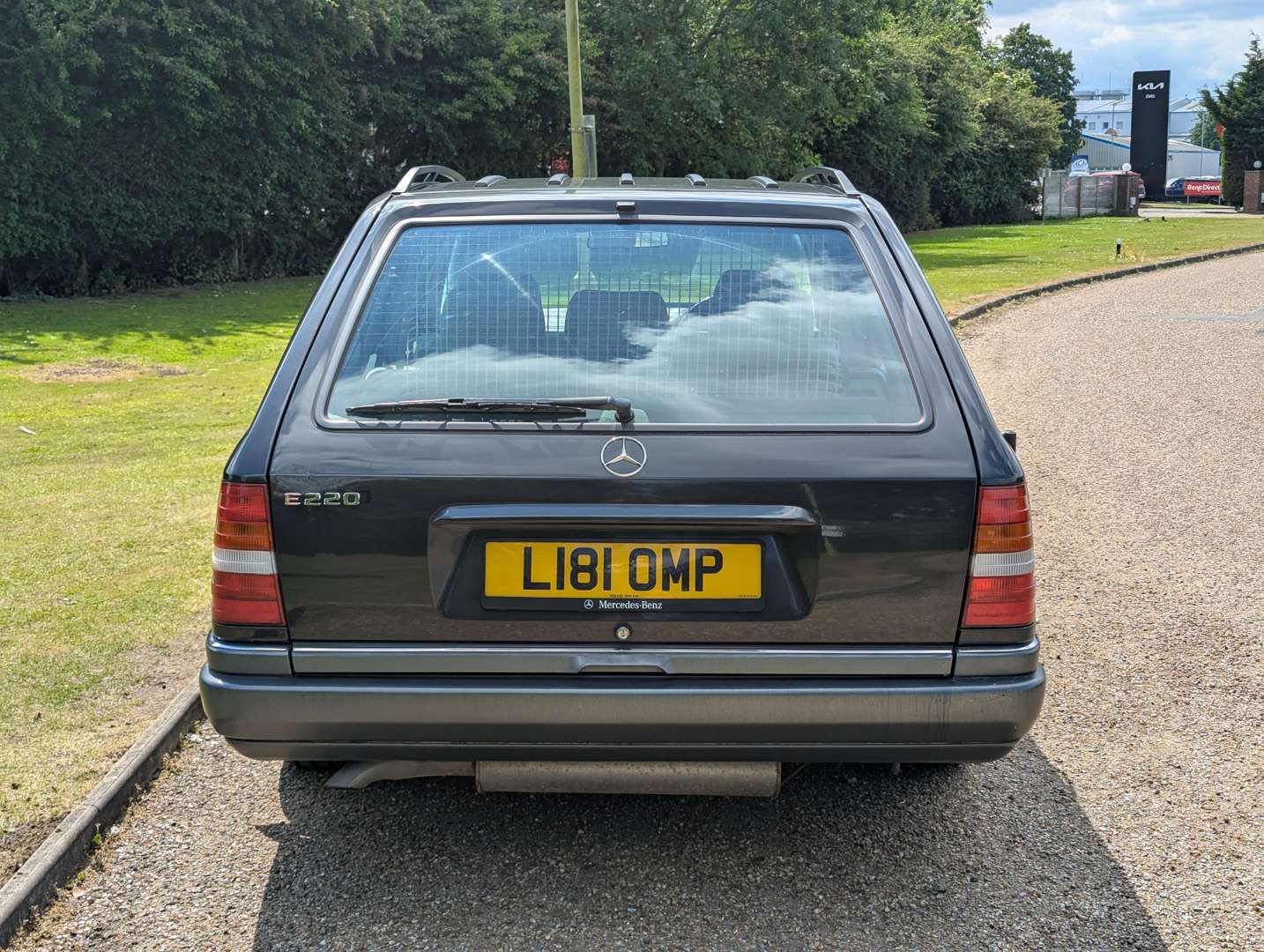 <p>1993 MERCEDES W124 E220 ESTATE AUTO</p>
