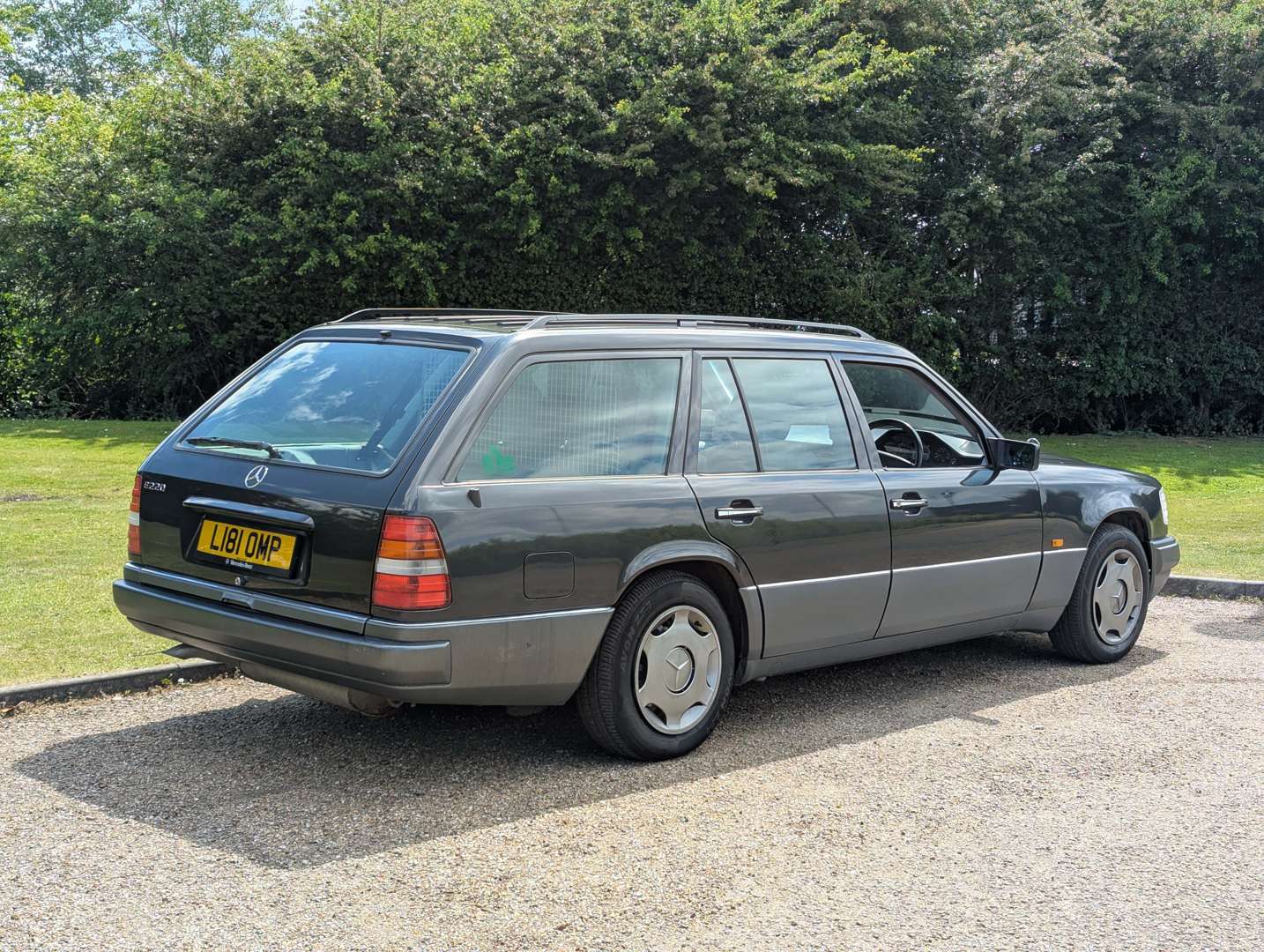 <p>1993 MERCEDES W124 E220 ESTATE AUTO</p>