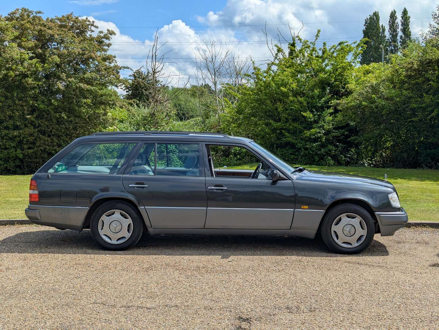 <p>1993 MERCEDES W124 E220 ESTATE AUTO</p>