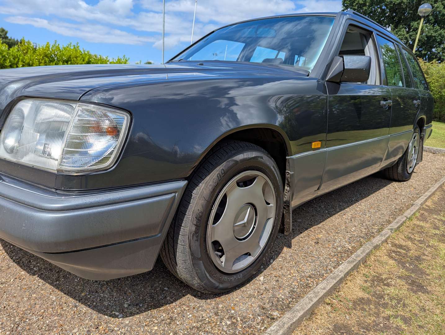 <p>1993 MERCEDES W124 E220 ESTATE AUTO</p>