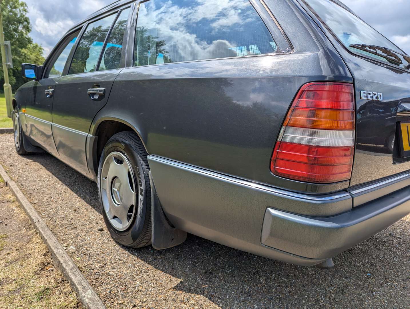<p>1993 MERCEDES W124 E220 ESTATE AUTO</p>