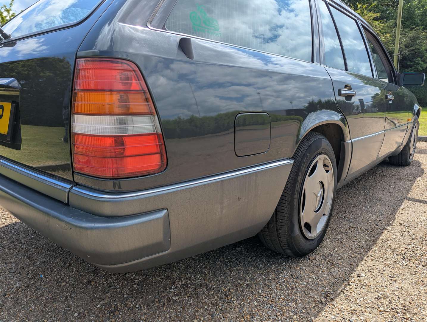 <p>1993 MERCEDES W124 E220 ESTATE AUTO</p>