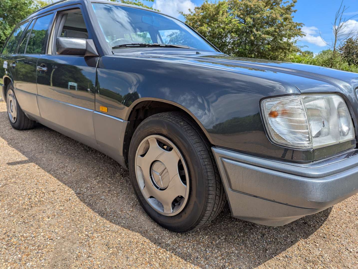 <p>1993 MERCEDES W124 E220 ESTATE AUTO</p>
