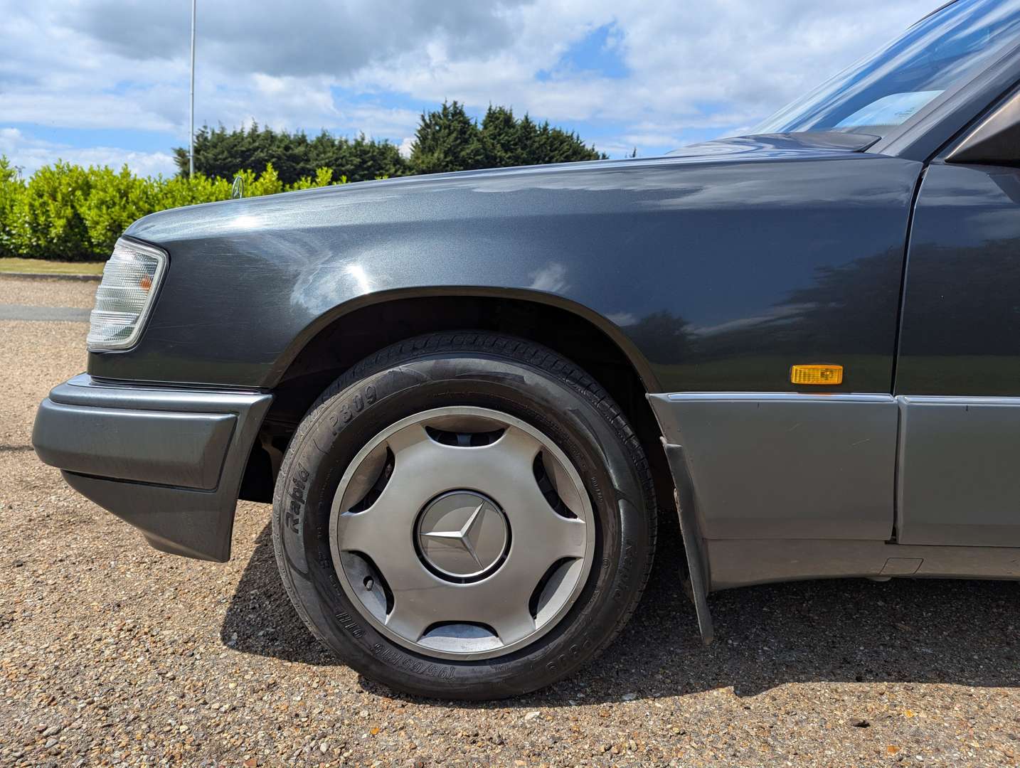 <p>1993 MERCEDES W124 E220 ESTATE AUTO</p>