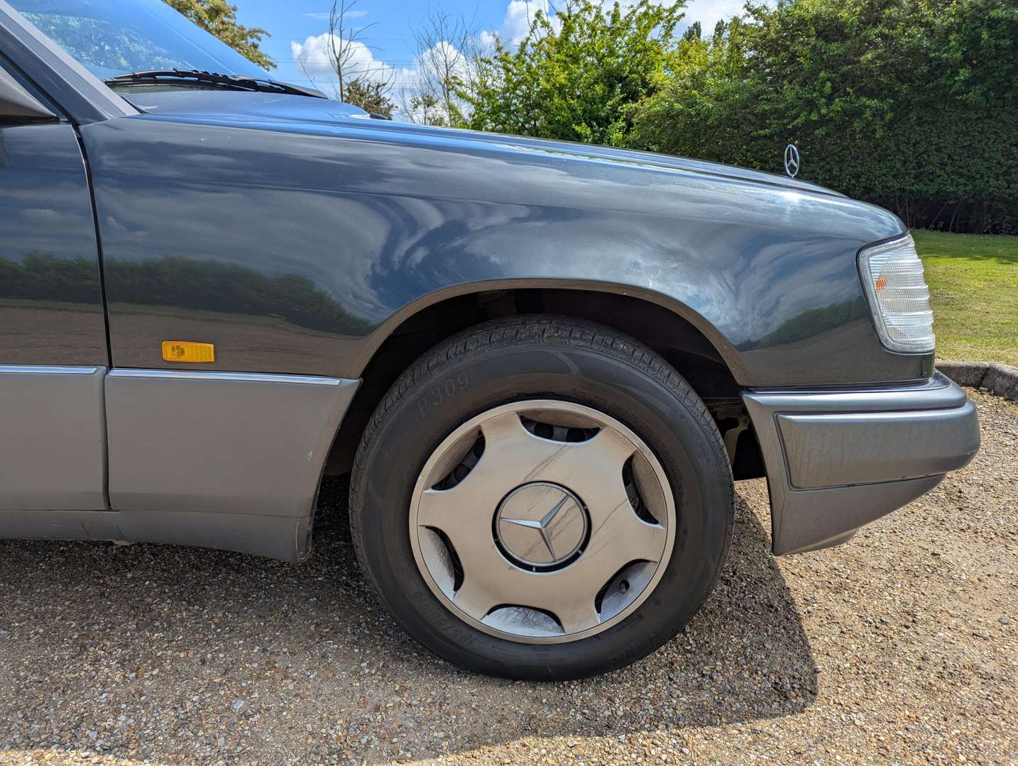 <p>1993 MERCEDES W124 E220 ESTATE AUTO</p>