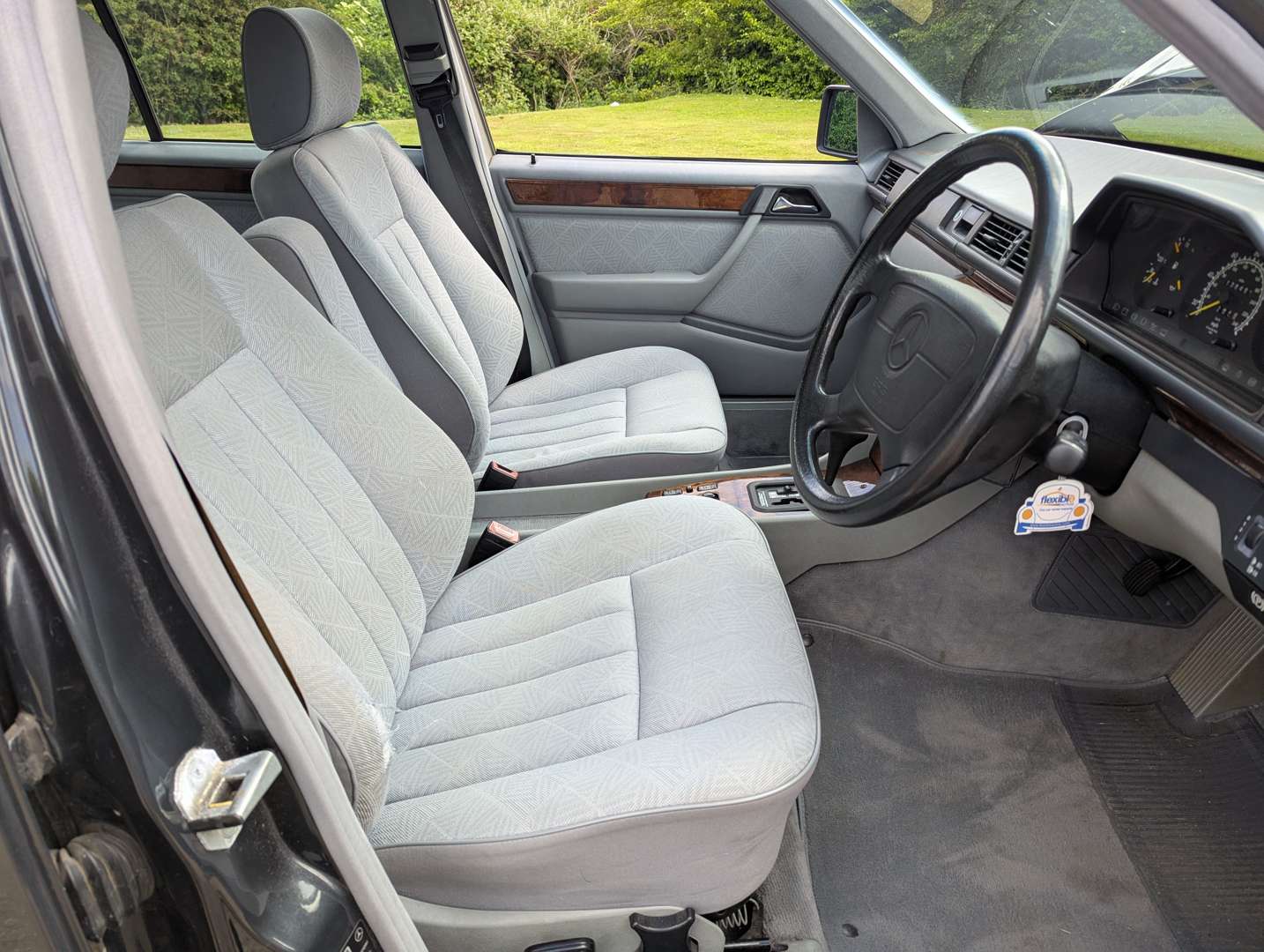 <p>1993 MERCEDES W124 E220 ESTATE AUTO</p>