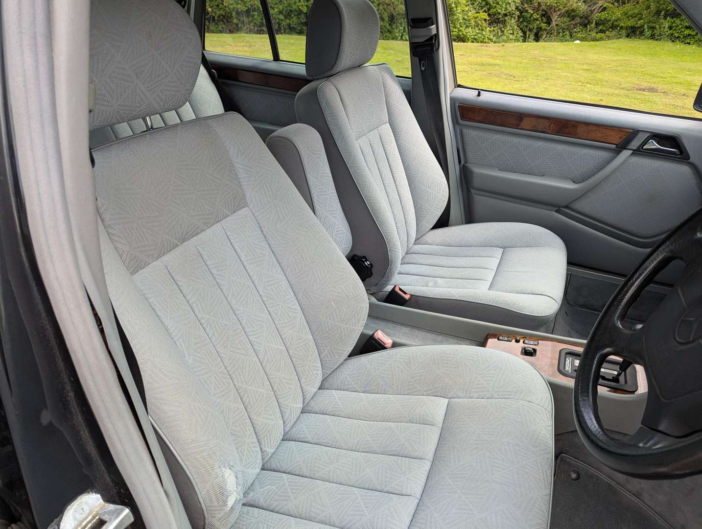 <p>1993 MERCEDES W124 E220 ESTATE AUTO</p>