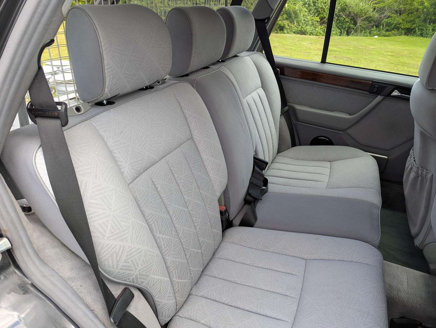 <p>1993 MERCEDES W124 E220 ESTATE AUTO</p>