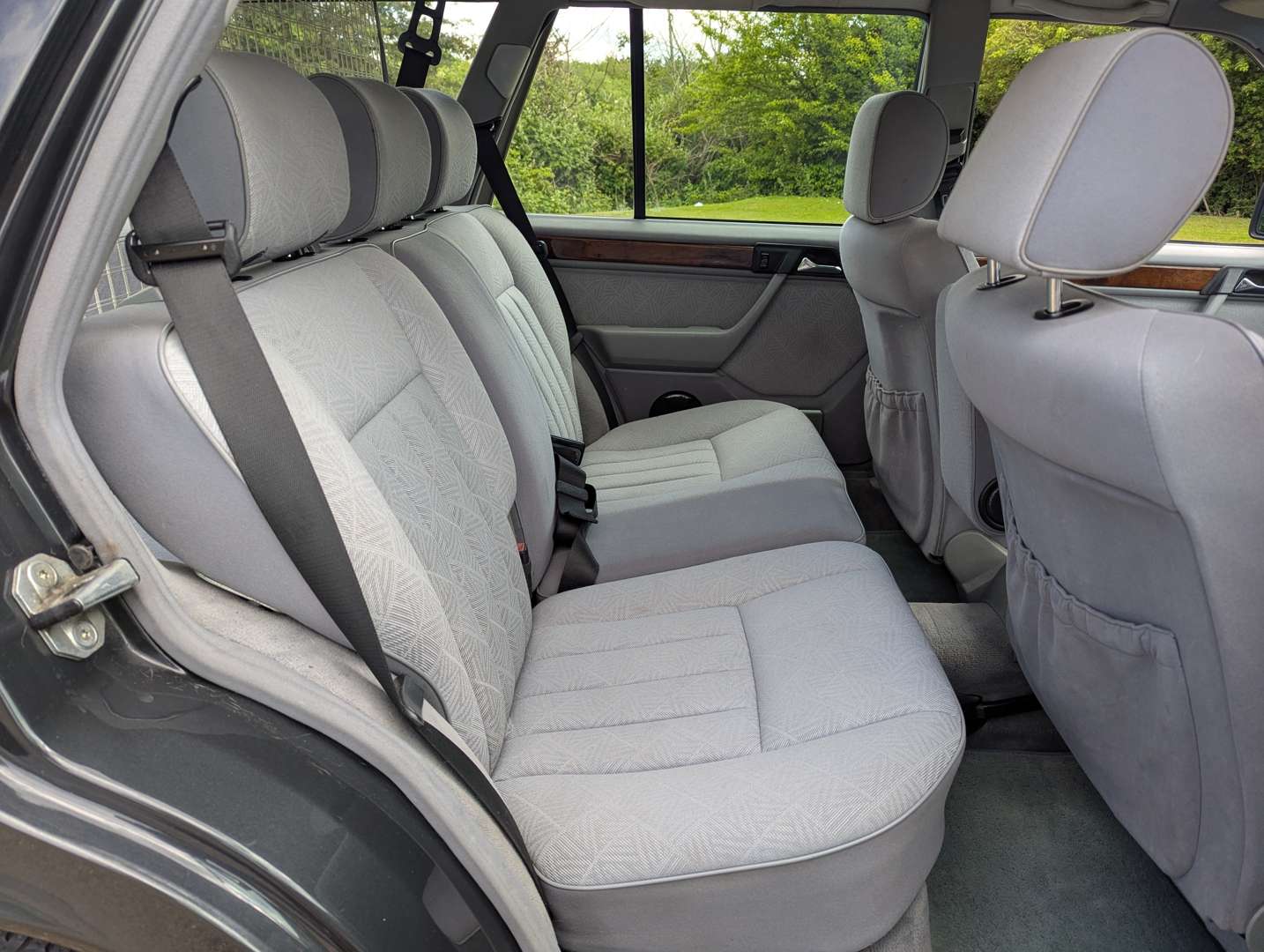 <p>1993 MERCEDES W124 E220 ESTATE AUTO</p>