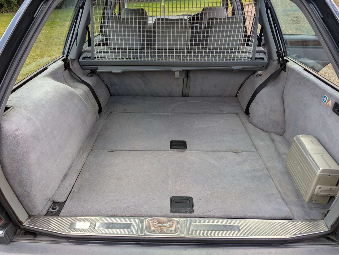 <p>1993 MERCEDES W124 E220 ESTATE AUTO</p>
