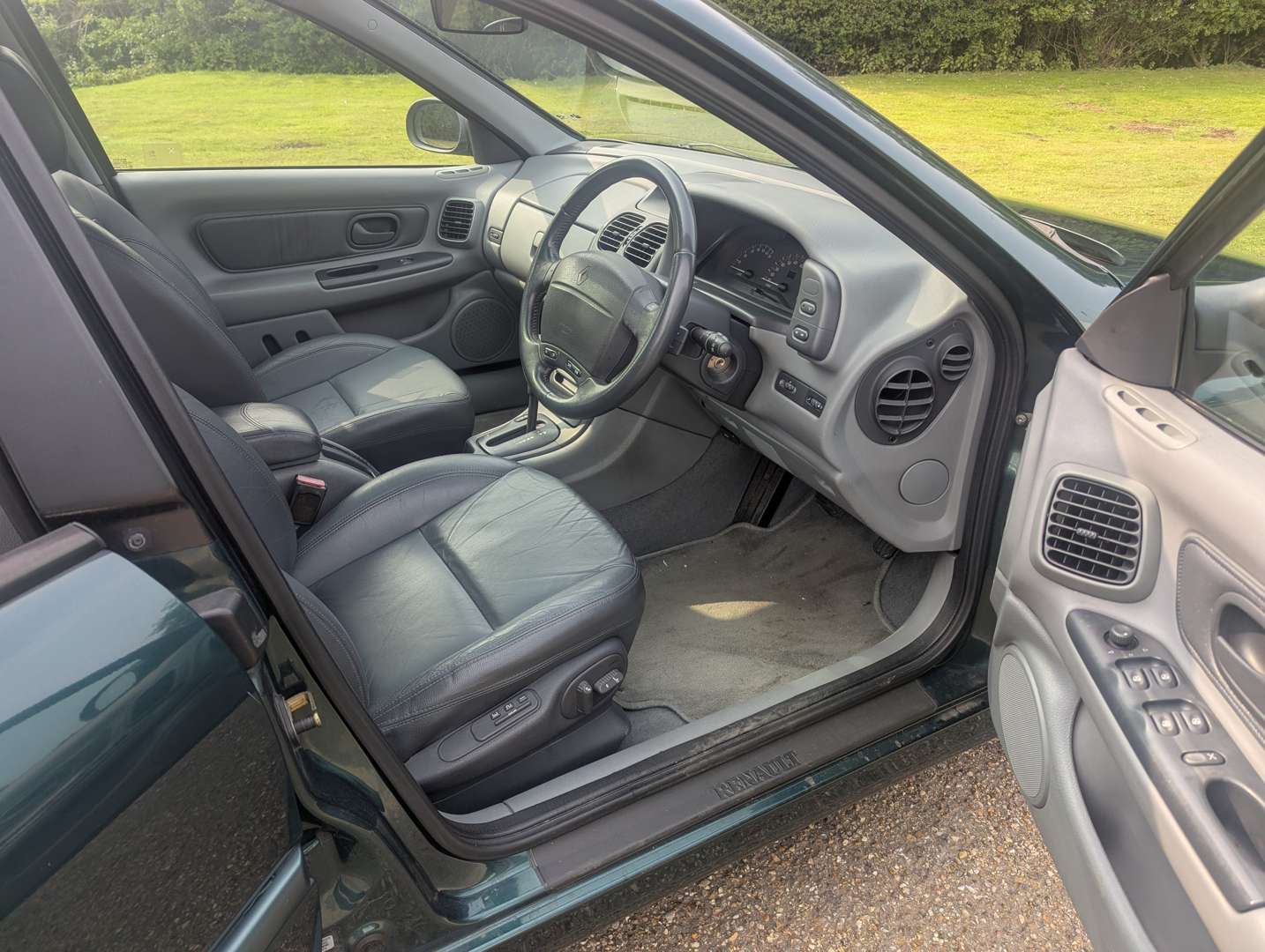<p>1998 RENAULT LAGUNA EXECUTIVE V6 AUTO</p>