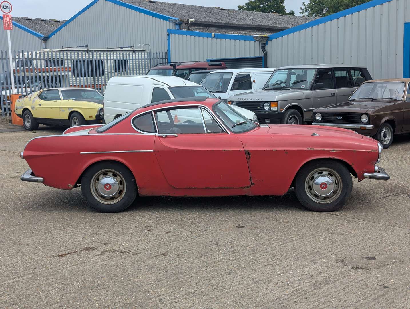 <p>1969 VOLVO P1800</p>
