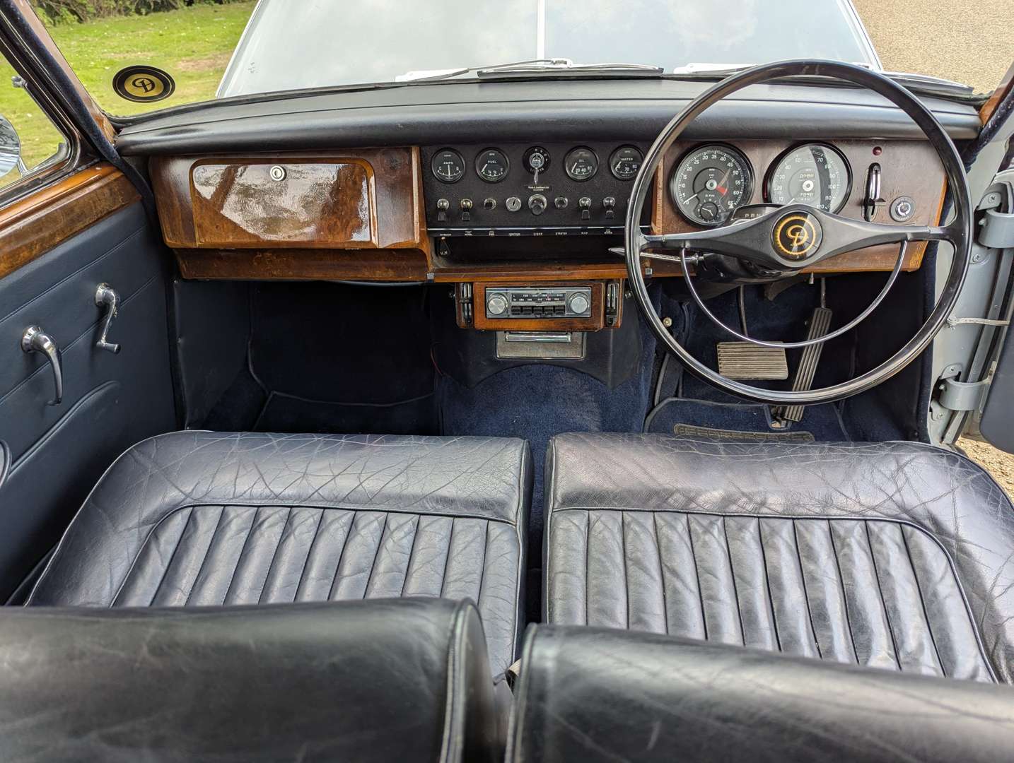 <p>1964 DAIMLER V8 250 AUTO</p>