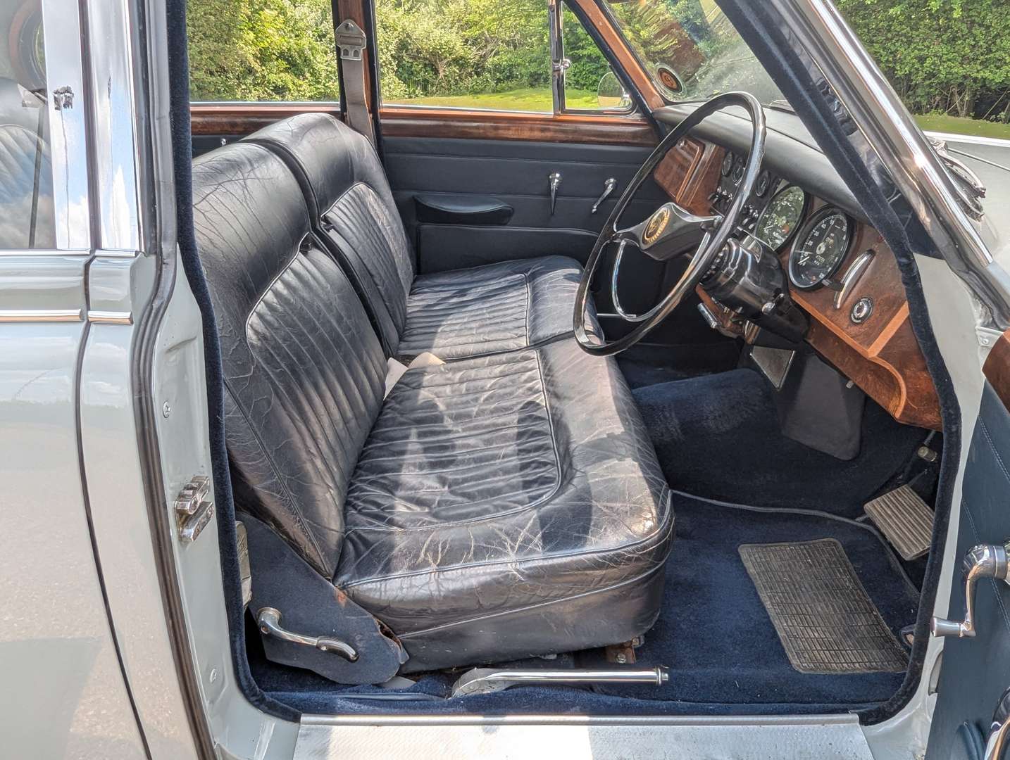 <p>1964 DAIMLER V8 250 AUTO</p>