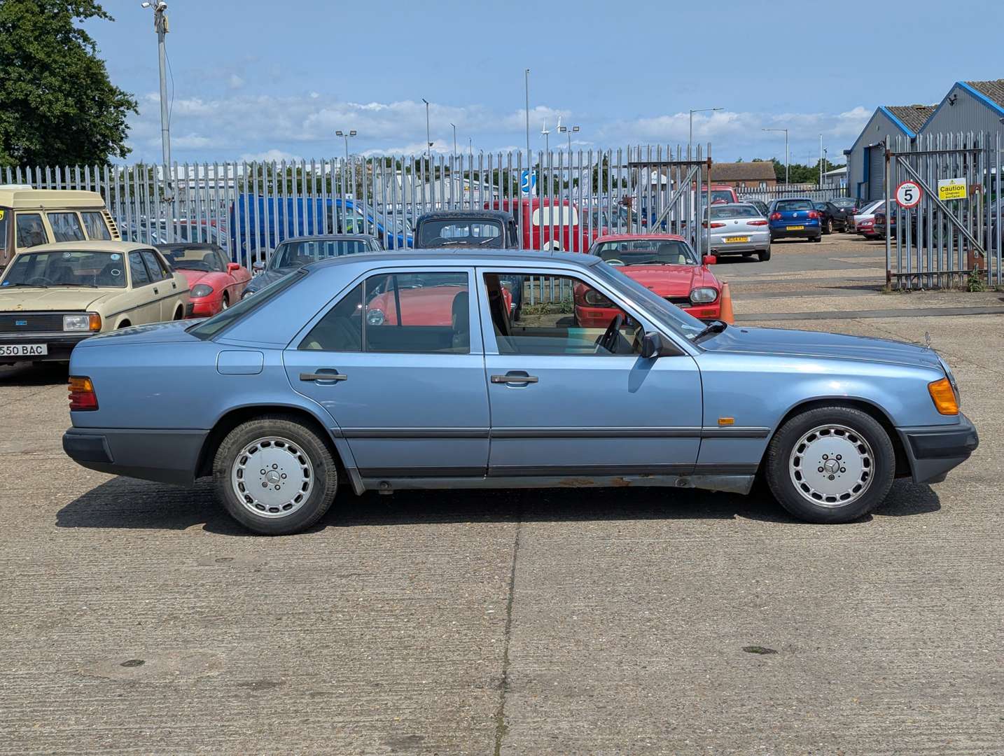 <p>1989 MERCEDES W124 300D</p>