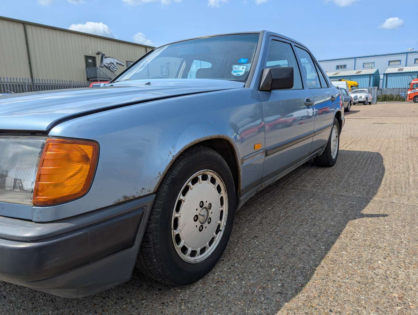 <p>1989 MERCEDES W124 300D</p>