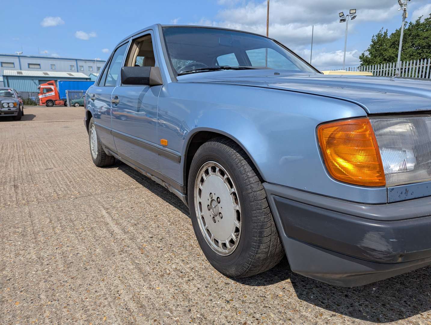 <p>1989 MERCEDES W124 300D</p>