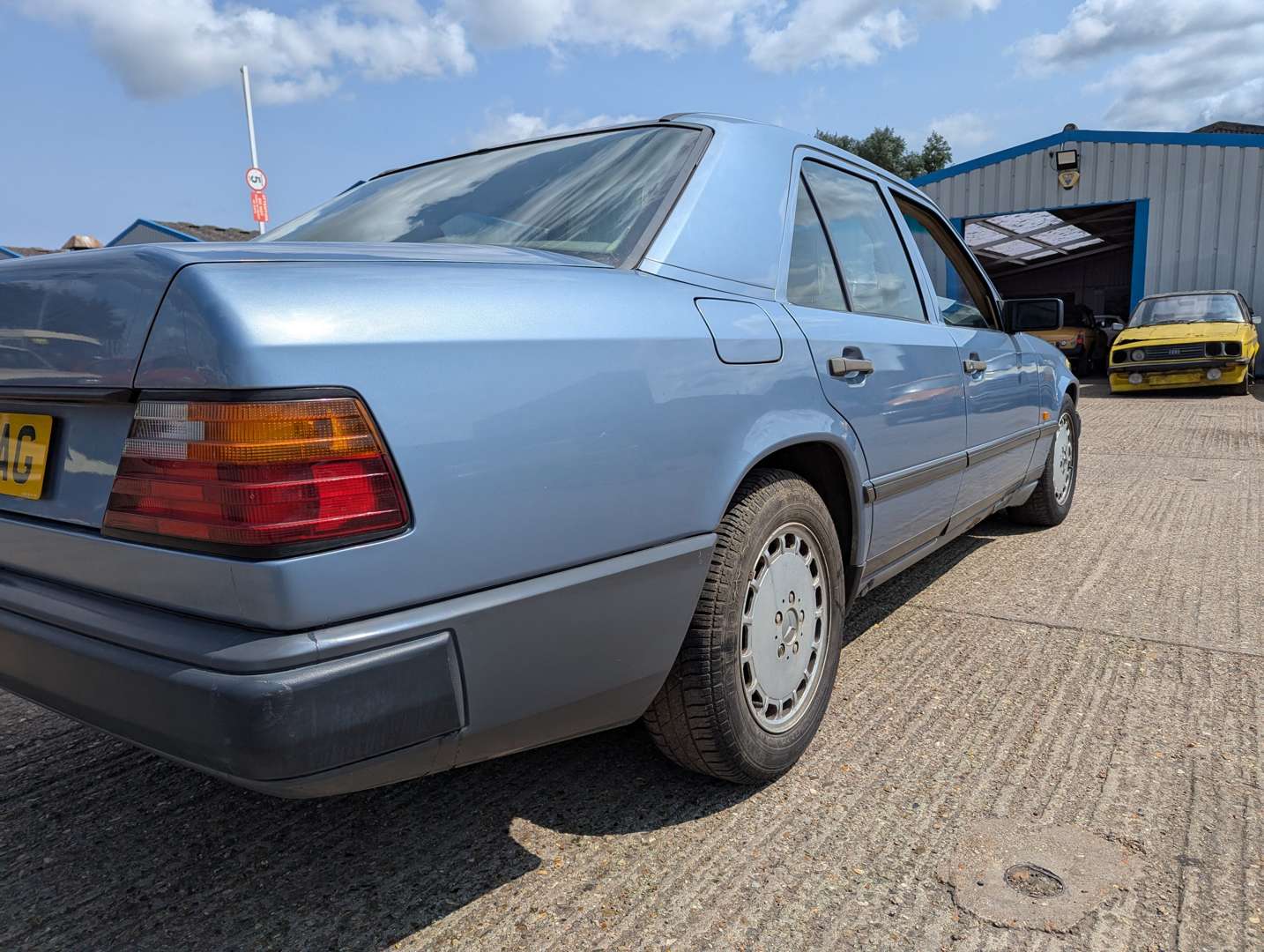 <p>1989 MERCEDES W124 300D</p>