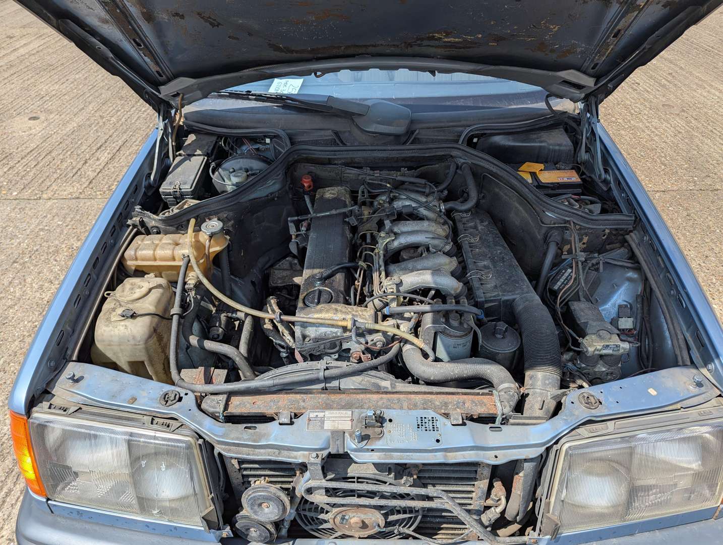 <p>1989 MERCEDES W124 300D</p>