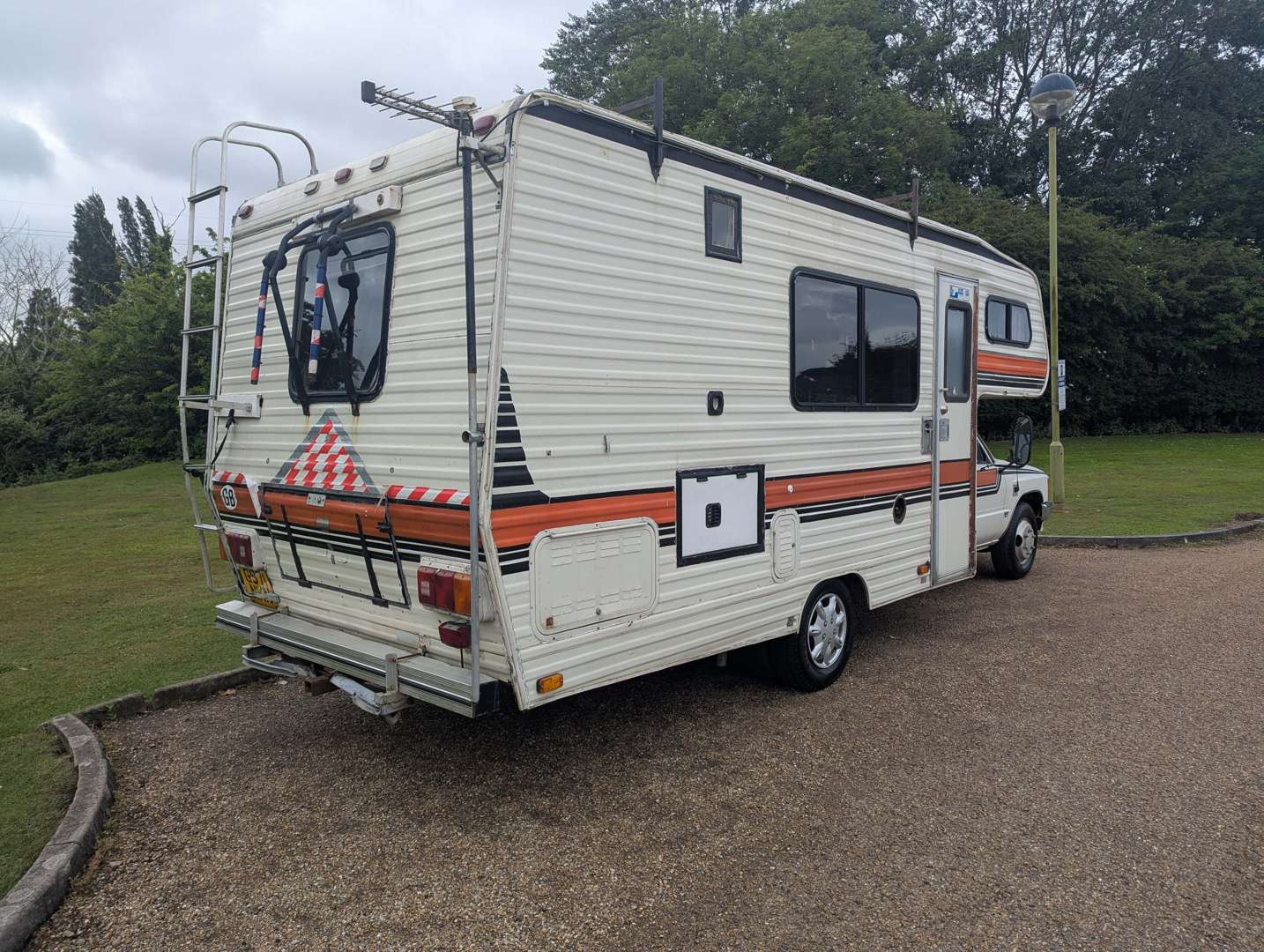 <p>1989 TOYOTA Hi-LUX CAMPER</p>