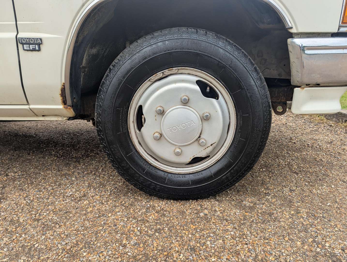<p>1989 TOYOTA Hi-LUX CAMPER</p>