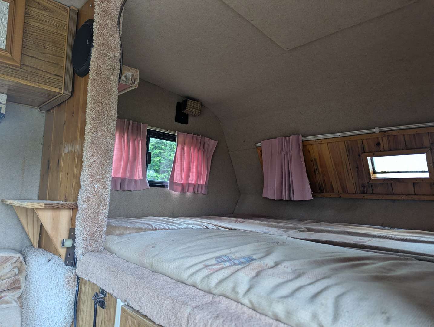 <p>1989 TOYOTA Hi-LUX CAMPER</p>