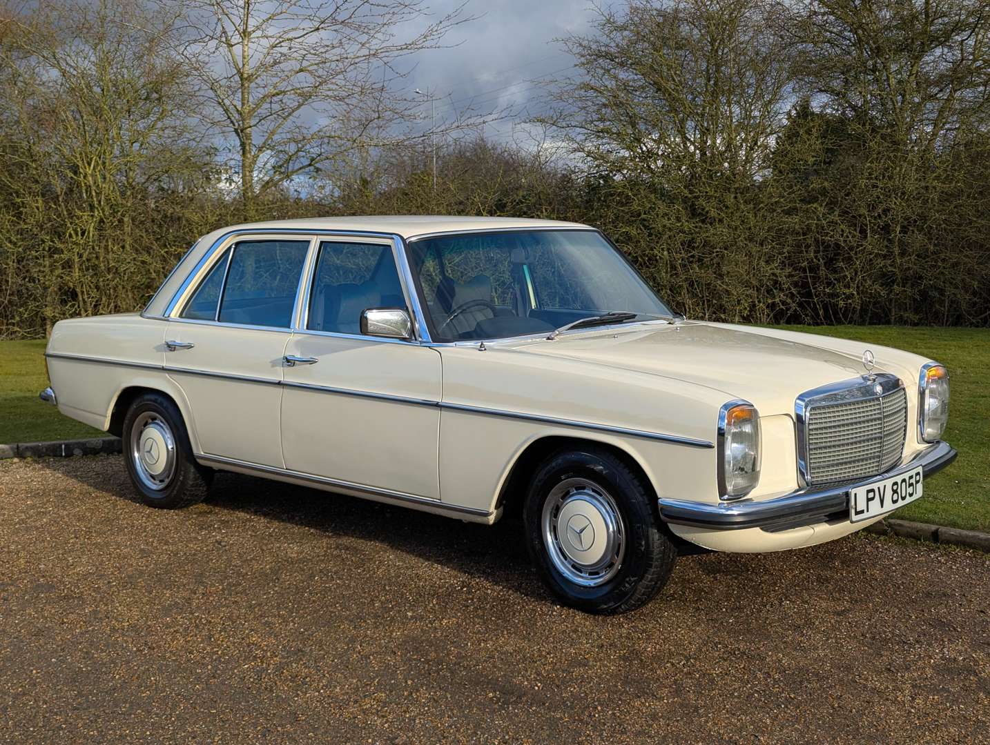 <p>1975 MERCEDES W115 230/4 AUTO</p>