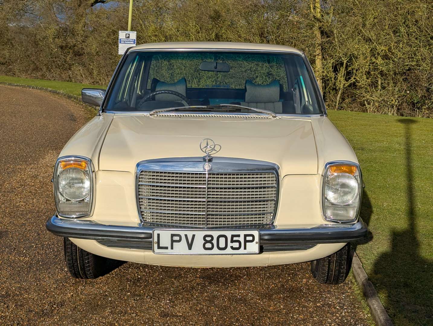 <p>1975 MERCEDES W115 230/4 AUTO</p>