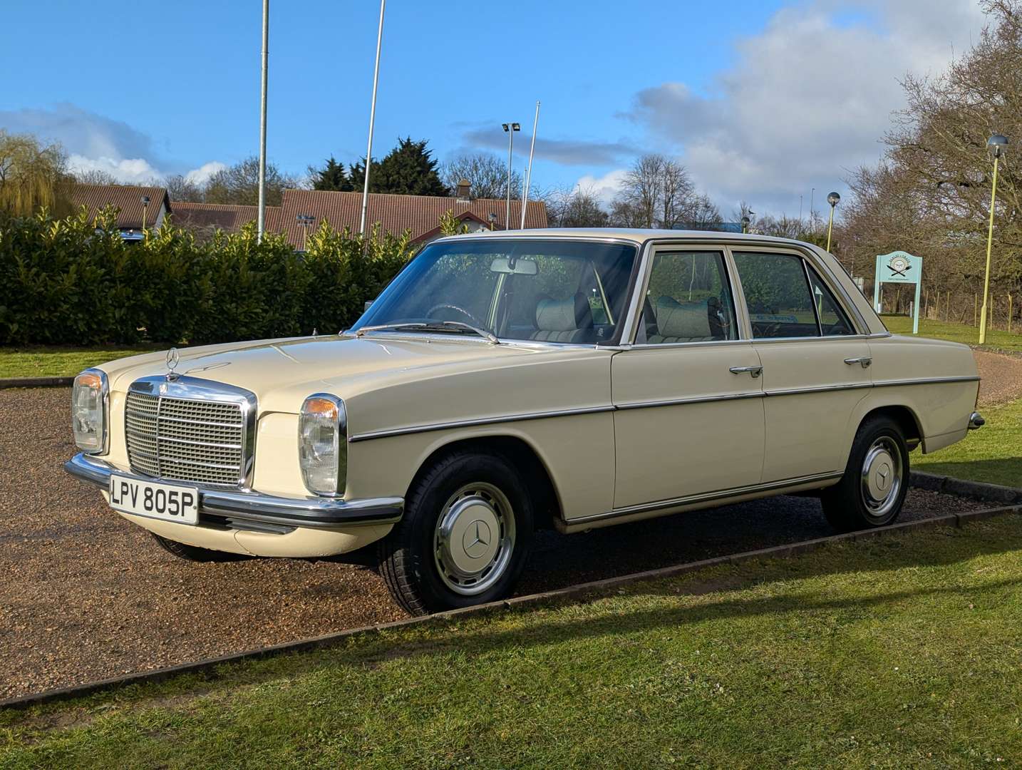 <p>1975 MERCEDES W115 230/4 AUTO</p>
