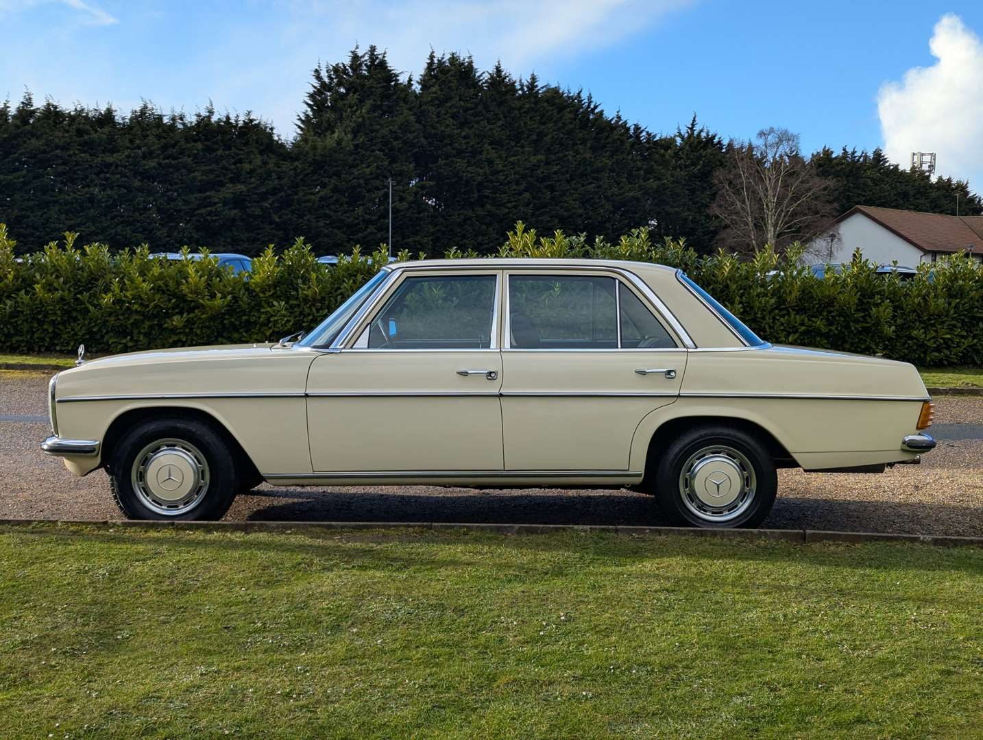 <p>1975 MERCEDES W115 230/4 AUTO</p>