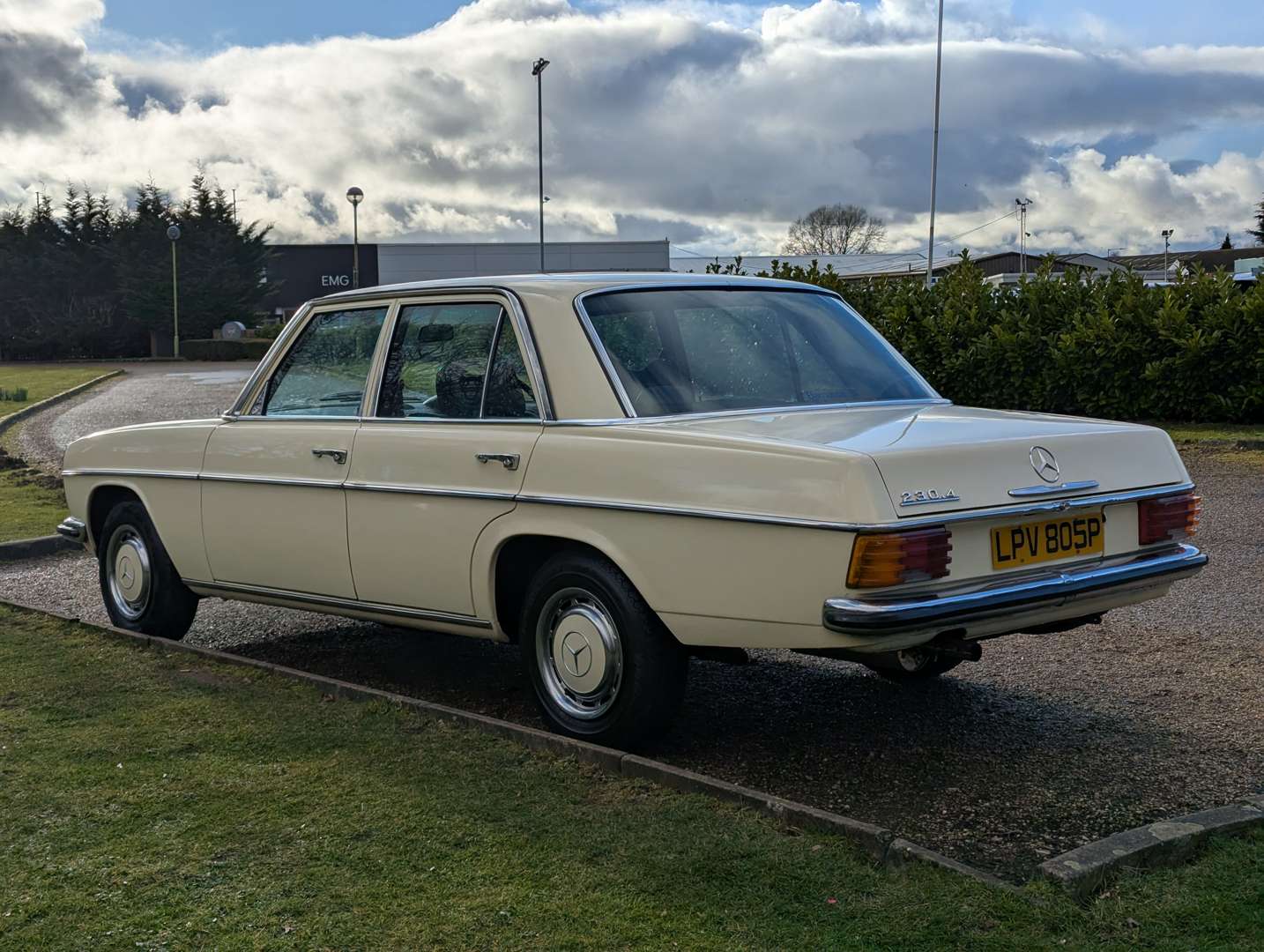 <p>1975 MERCEDES W115 230/4 AUTO</p>