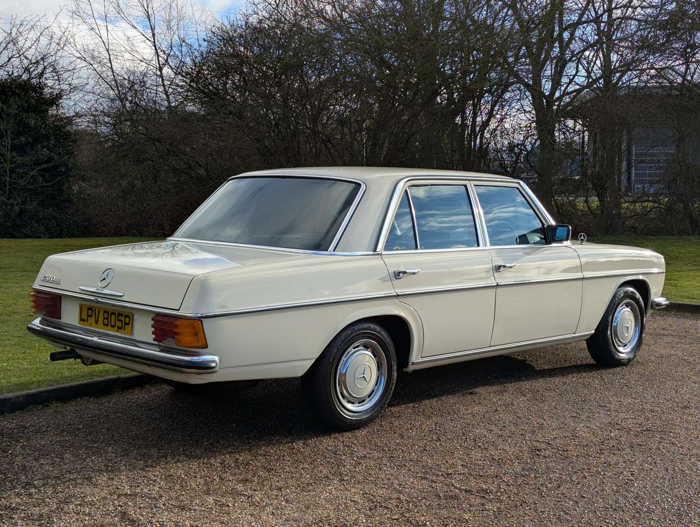 <p>1975 MERCEDES W115 230/4 AUTO</p>