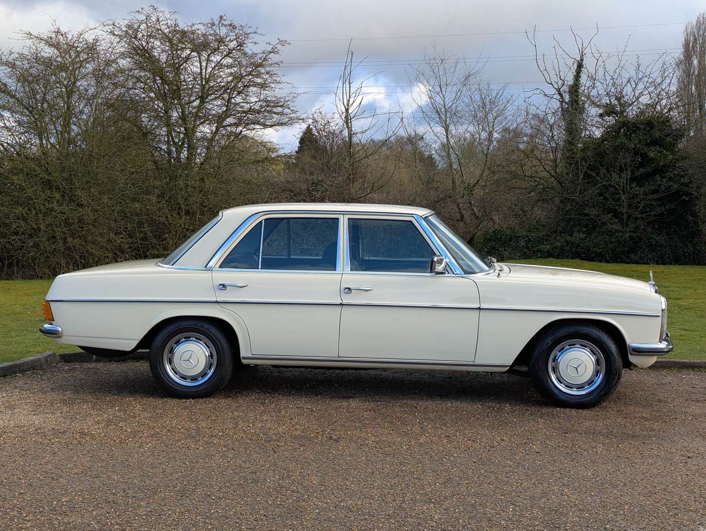<p>1975 MERCEDES W115 230/4 AUTO</p>
