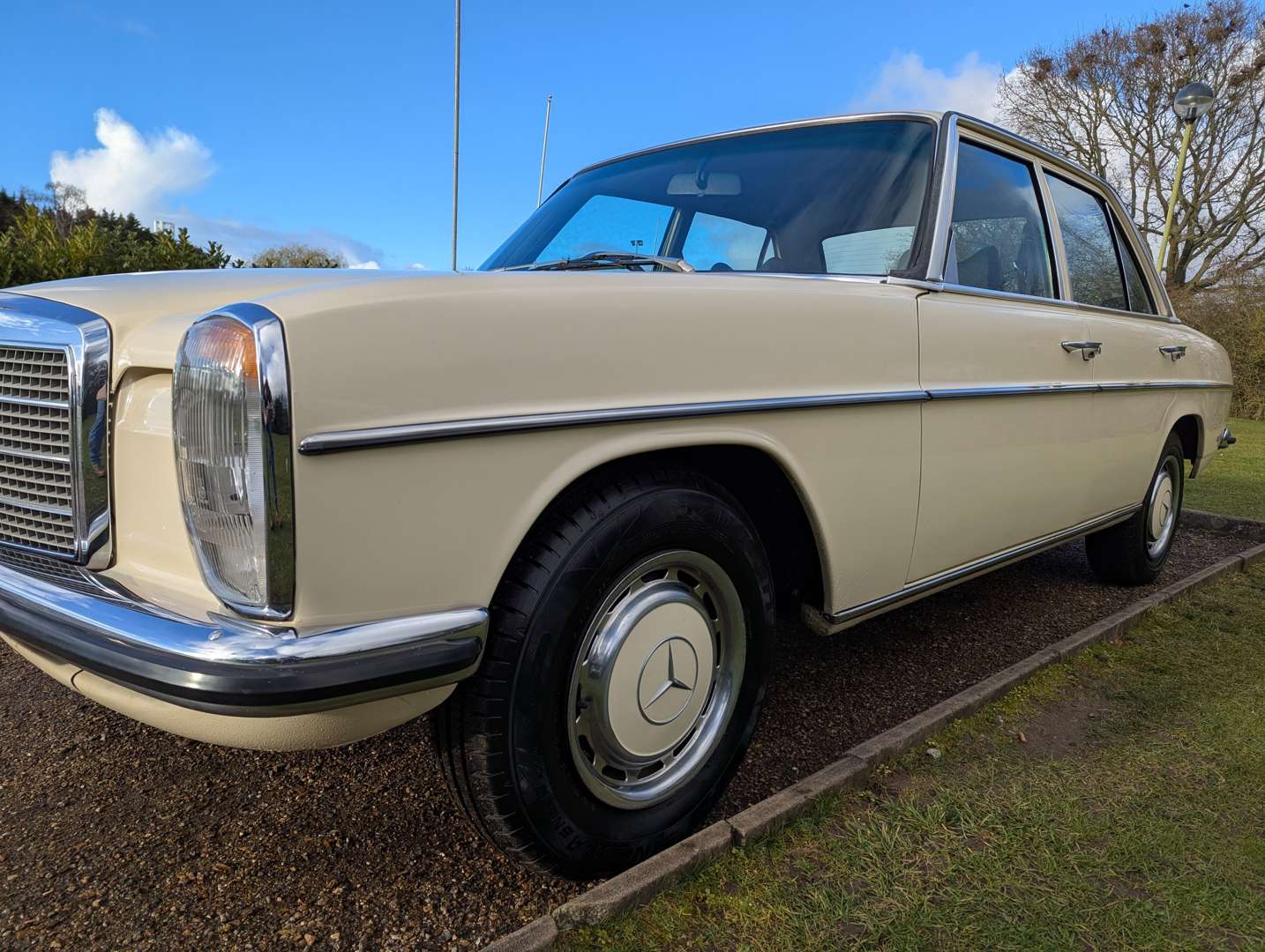<p>1975 MERCEDES W115 230/4 AUTO</p>