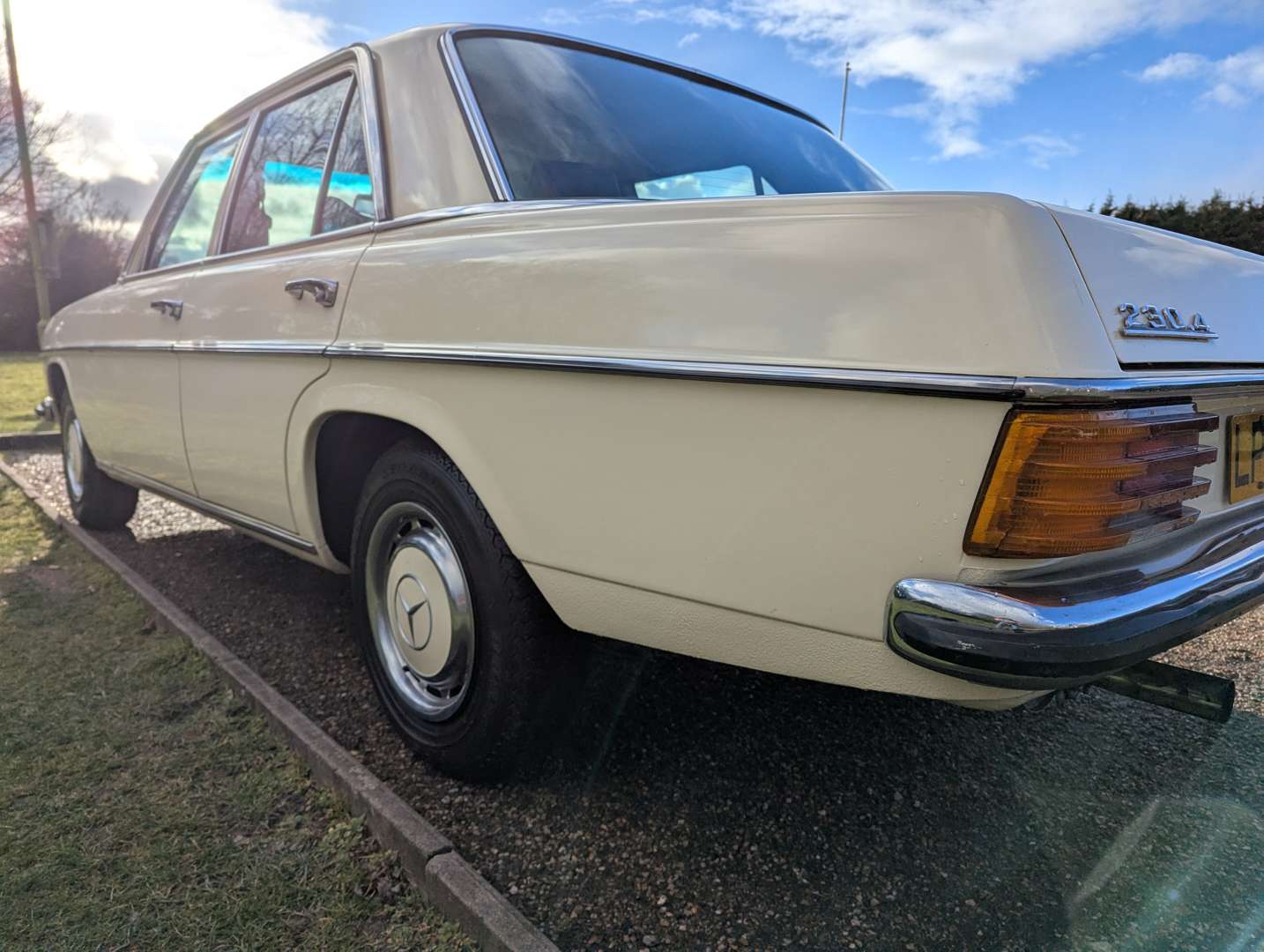<p>1975 MERCEDES W115 230/4 AUTO</p>