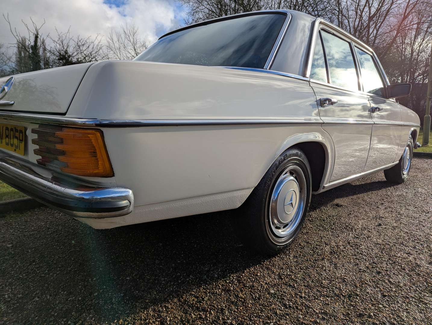 <p>1975 MERCEDES W115 230/4 AUTO</p>