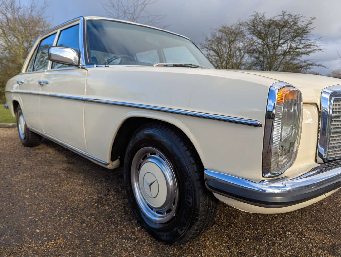 <p>1975 MERCEDES W115 230/4 AUTO</p>