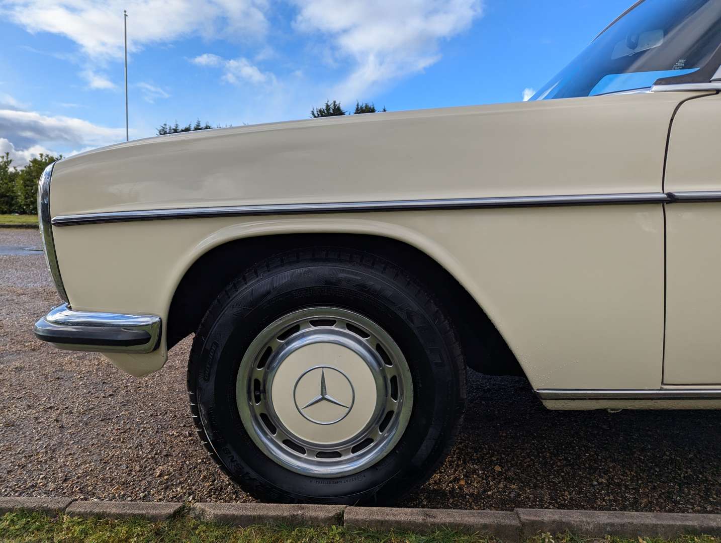 <p>1975 MERCEDES W115 230/4 AUTO</p>