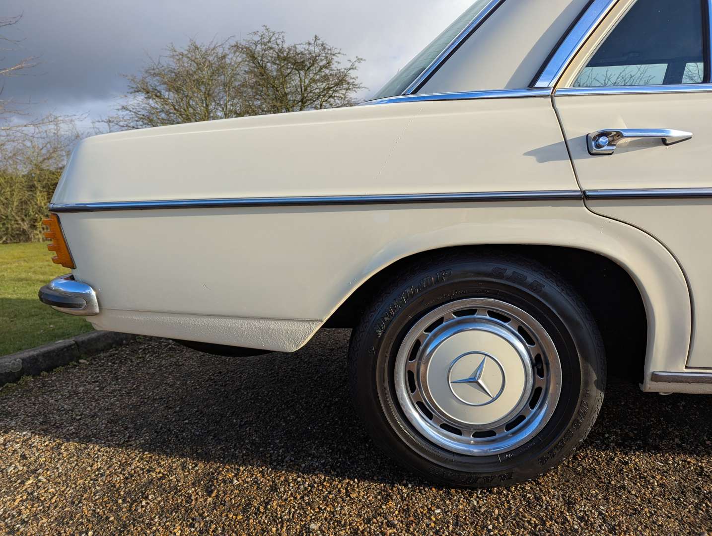 <p>1975 MERCEDES W115 230/4 AUTO</p>
