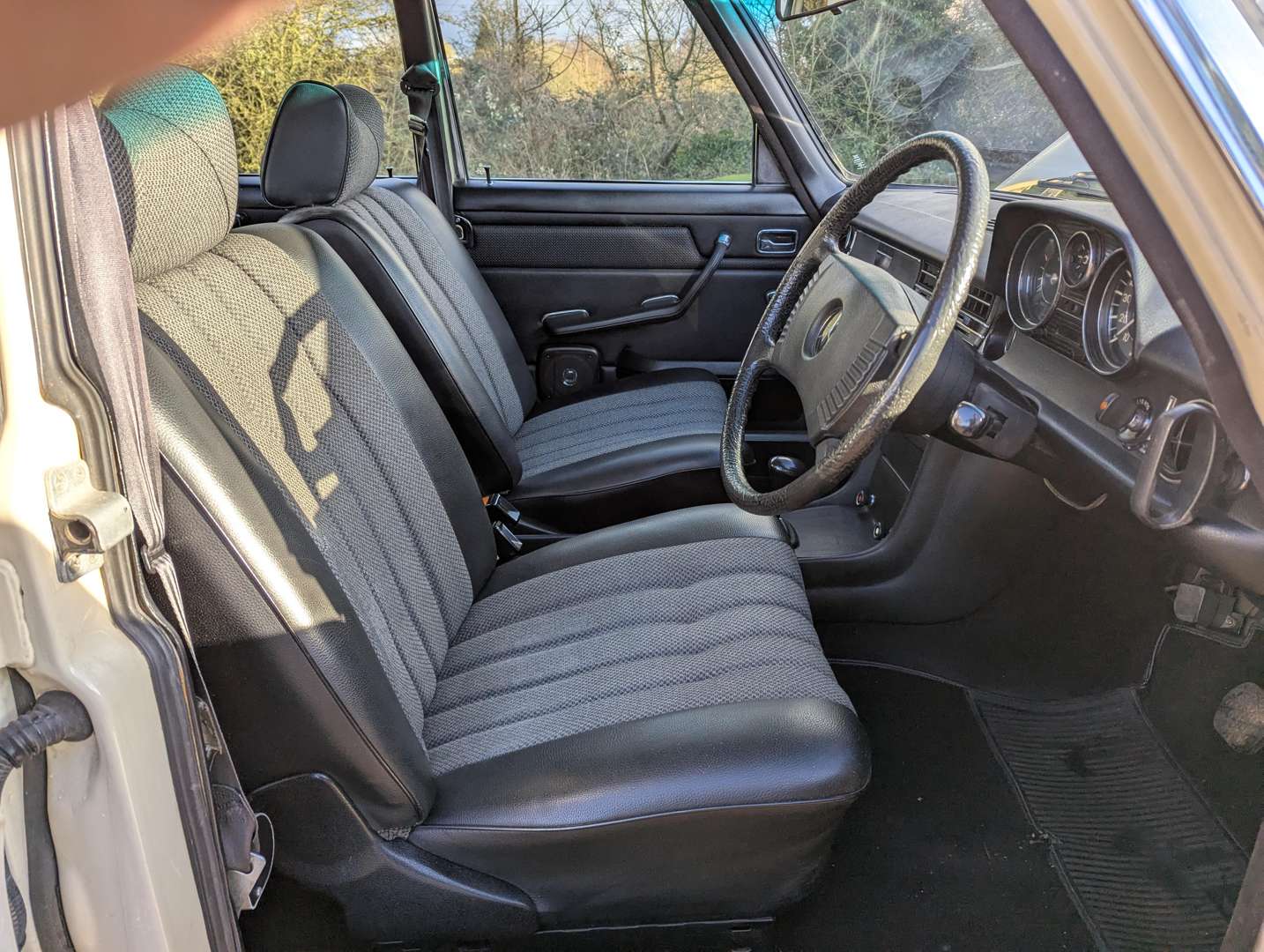<p>1975 MERCEDES W115 230/4 AUTO</p>