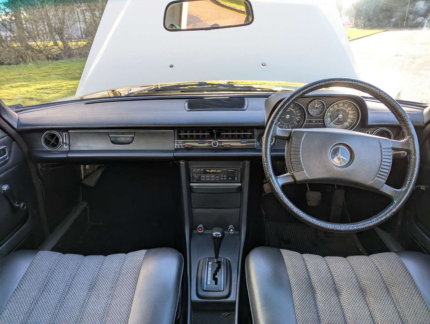 <p>1975 MERCEDES W115 230/4 AUTO</p>