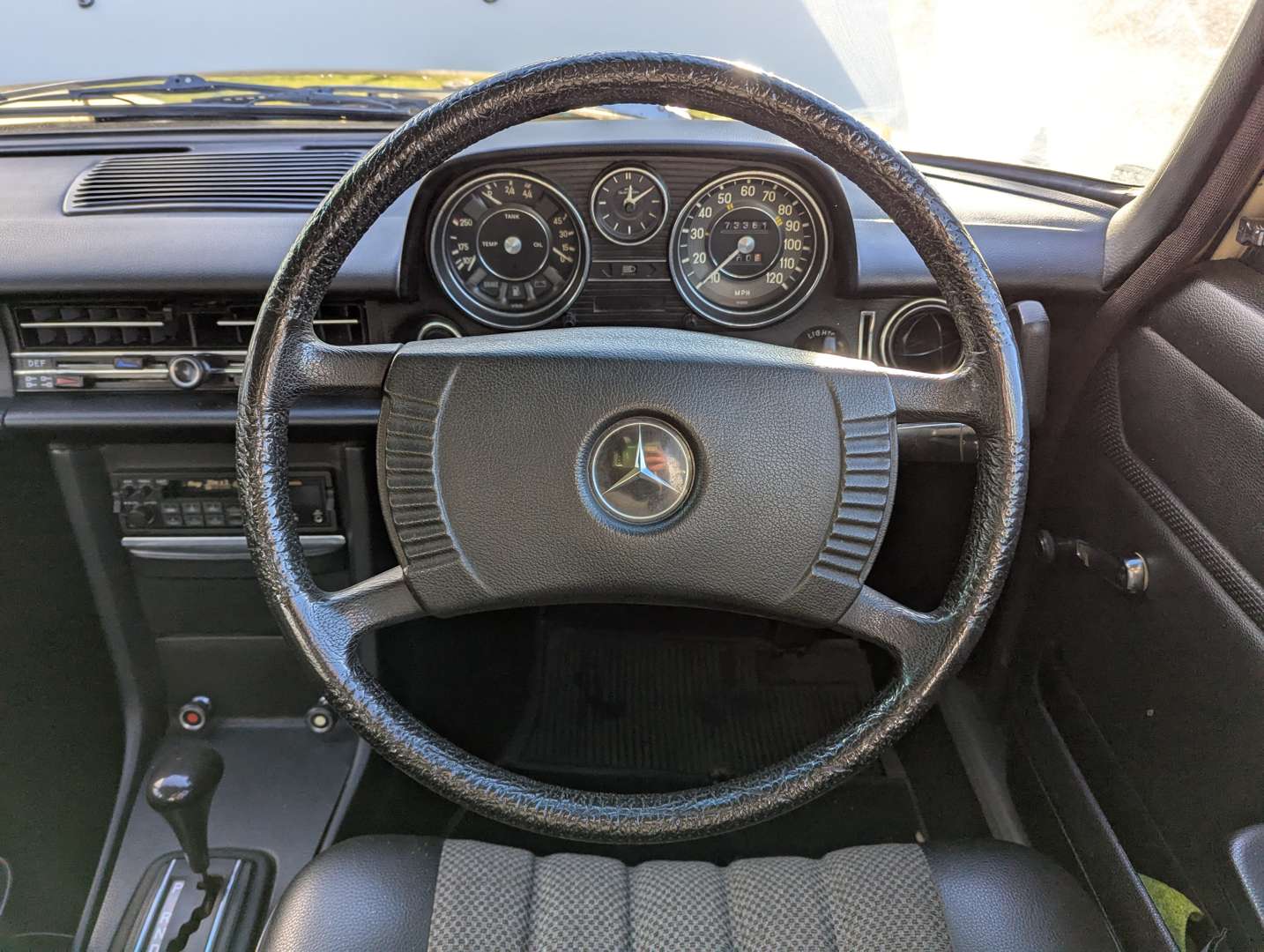 <p>1975 MERCEDES W115 230/4 AUTO</p>