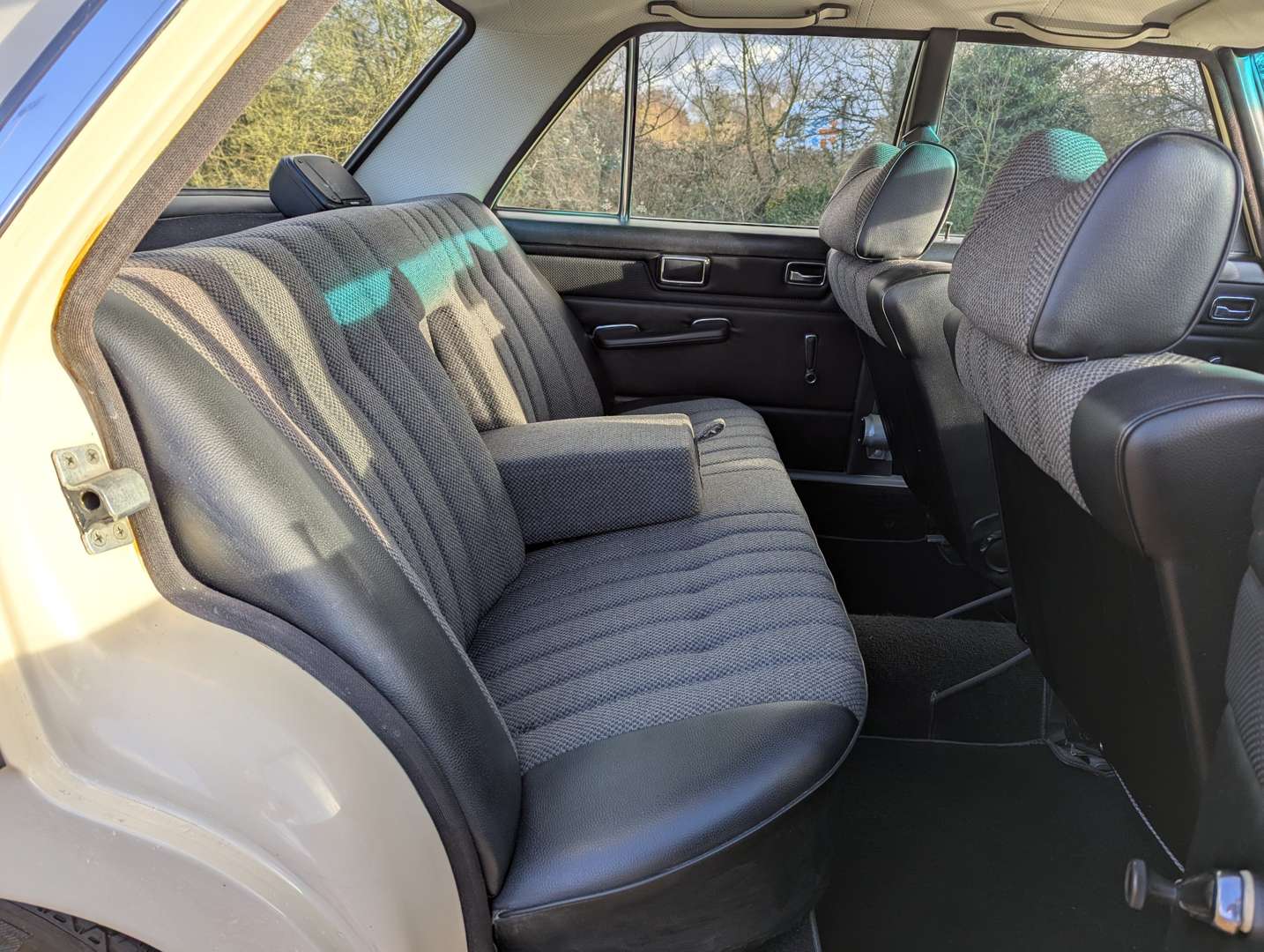 <p>1975 MERCEDES W115 230/4 AUTO</p>