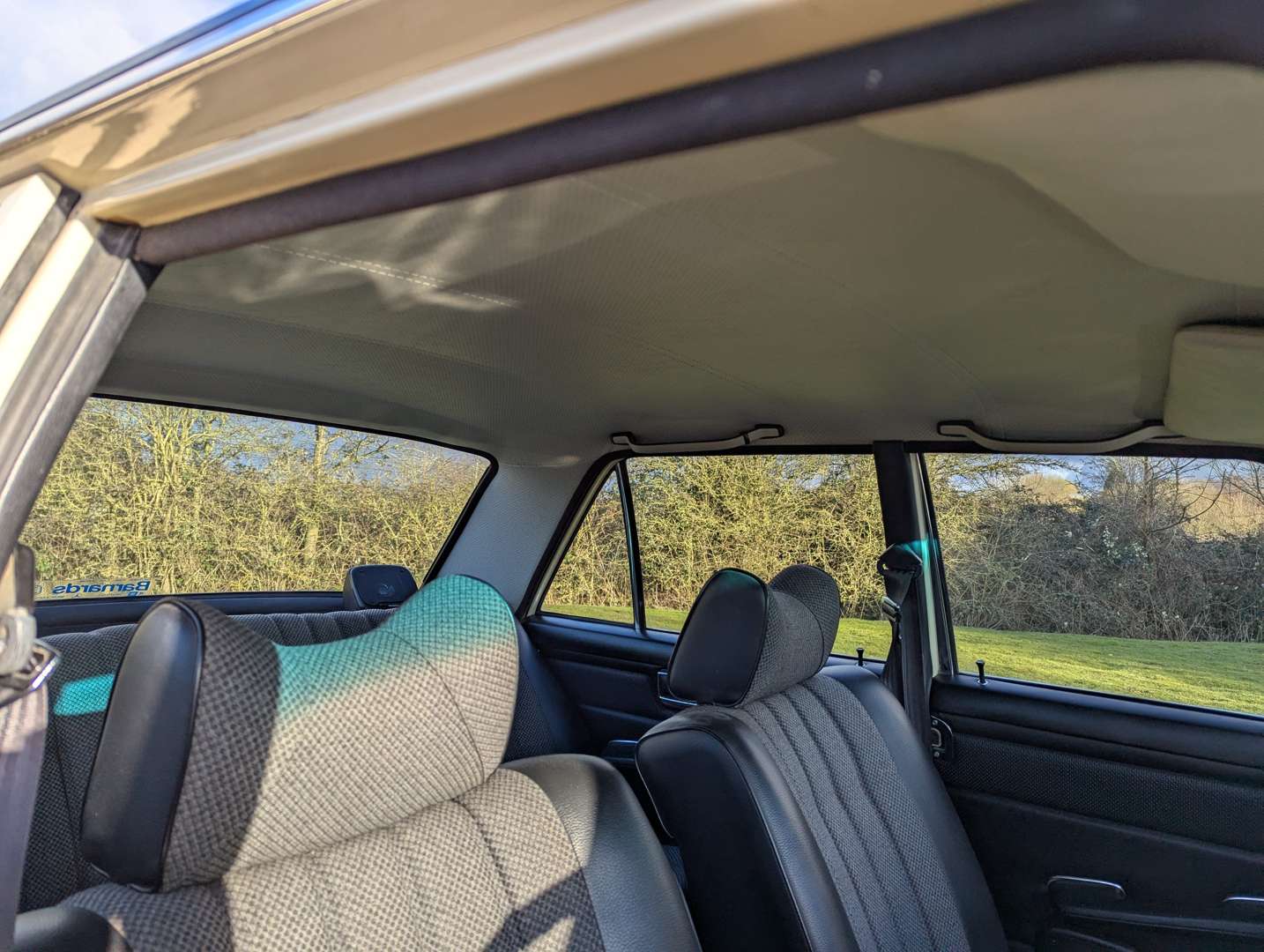 <p>1975 MERCEDES W115 230/4 AUTO</p>