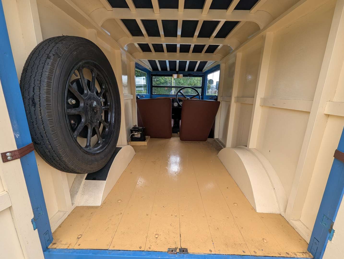 <p>1929 JOWETT VAN</p>