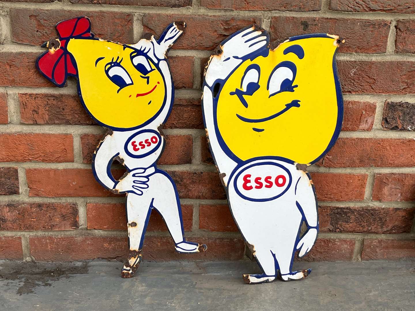<p>Mr and Mrs Drip Small Enamel Signs&nbsp;</p>