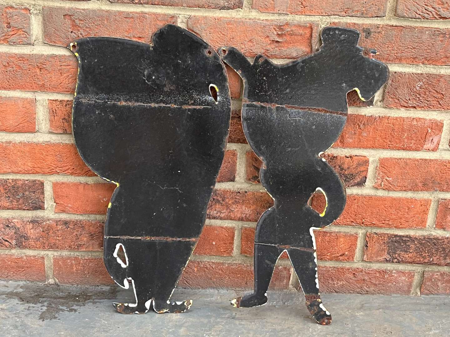 <p>Mr and Mrs Drip Small Enamel Signs&nbsp;</p>