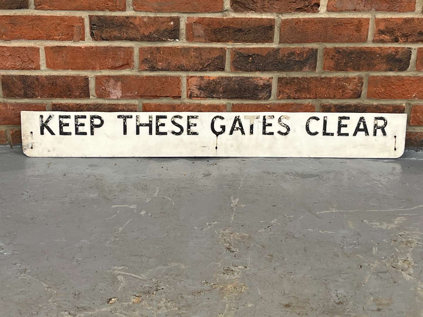 <p>Keep These Gates Clear Aluminium Sign&nbsp;</p>