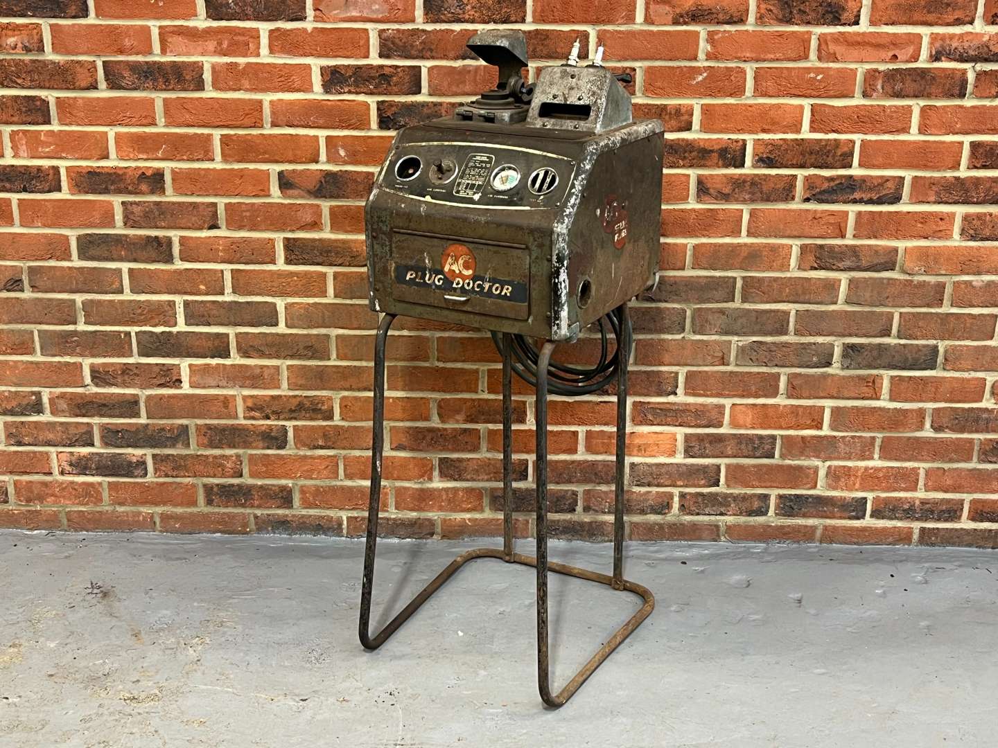 <p>AC Vintage Plug Doctor Machine &nbsp;</p>